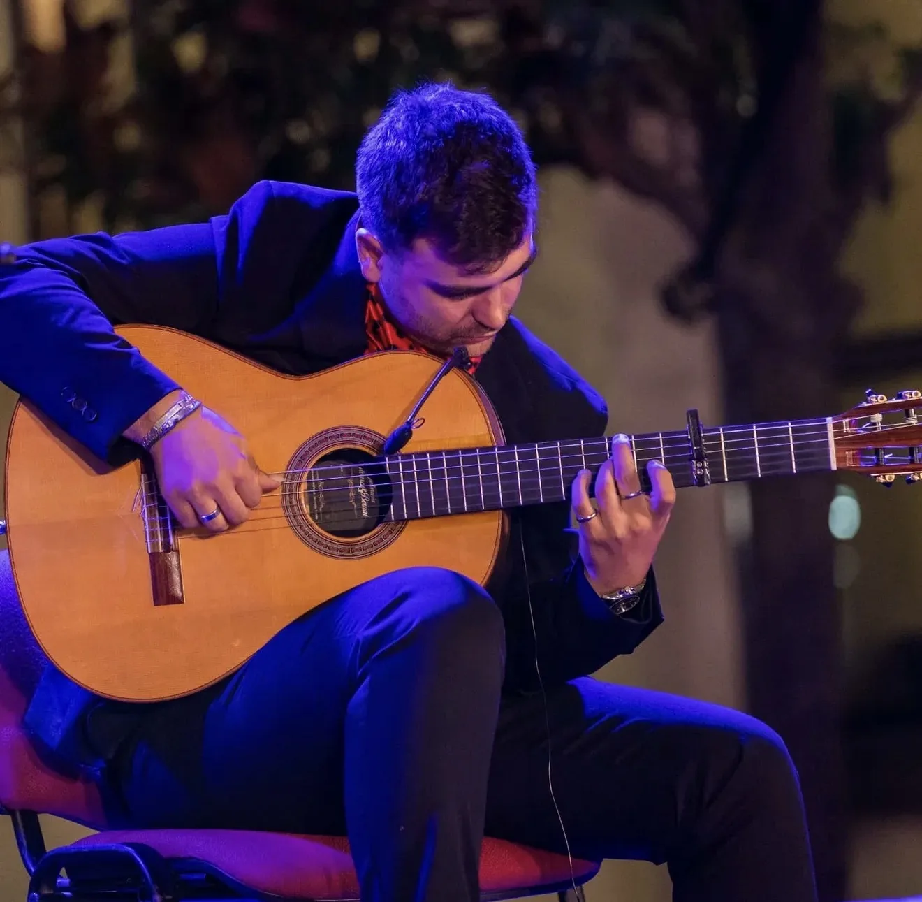 Daniel Hernández interpretando guitarra flamenca en directo