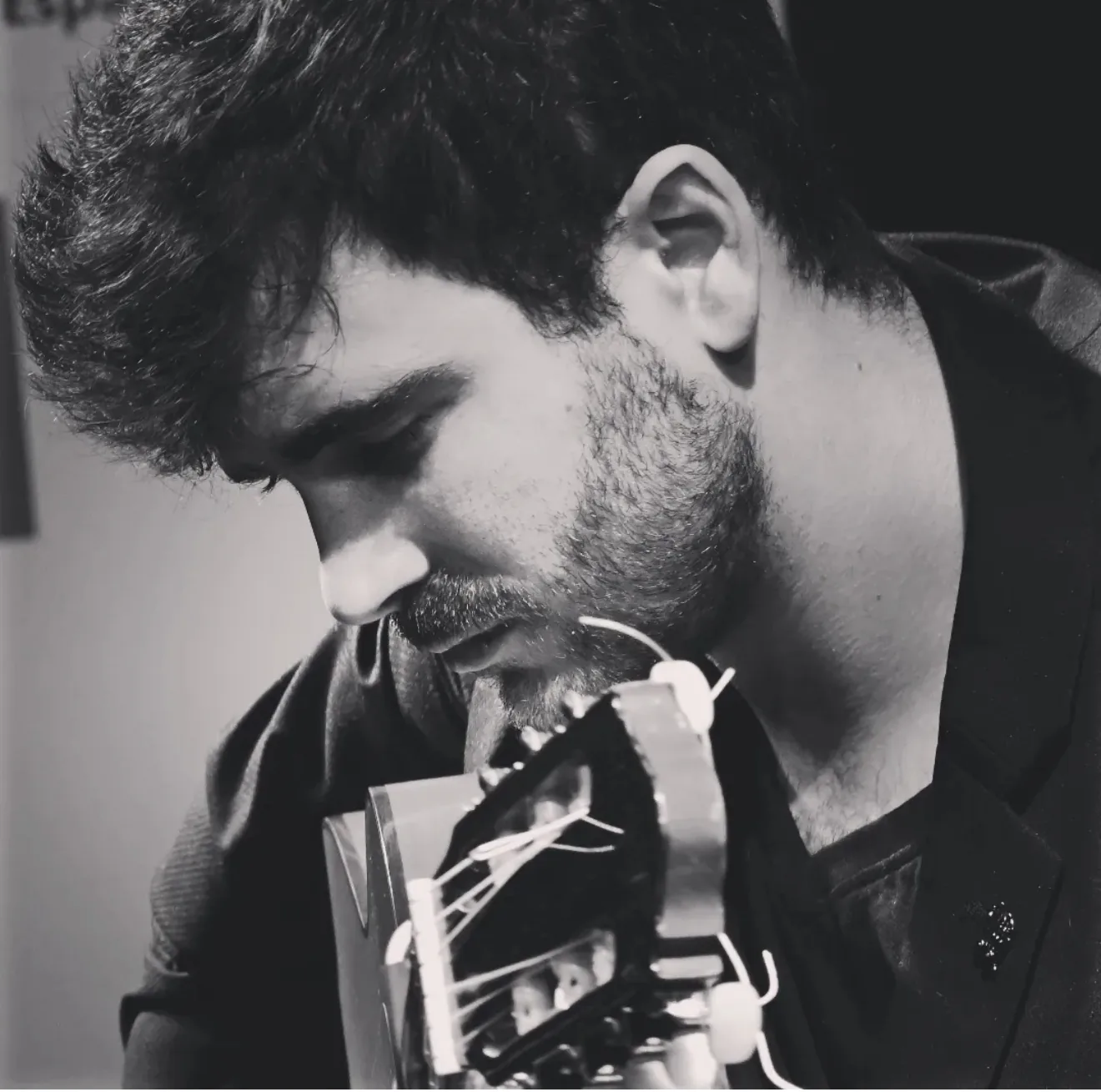 Daniel Hernández con su guitarra flamenca
